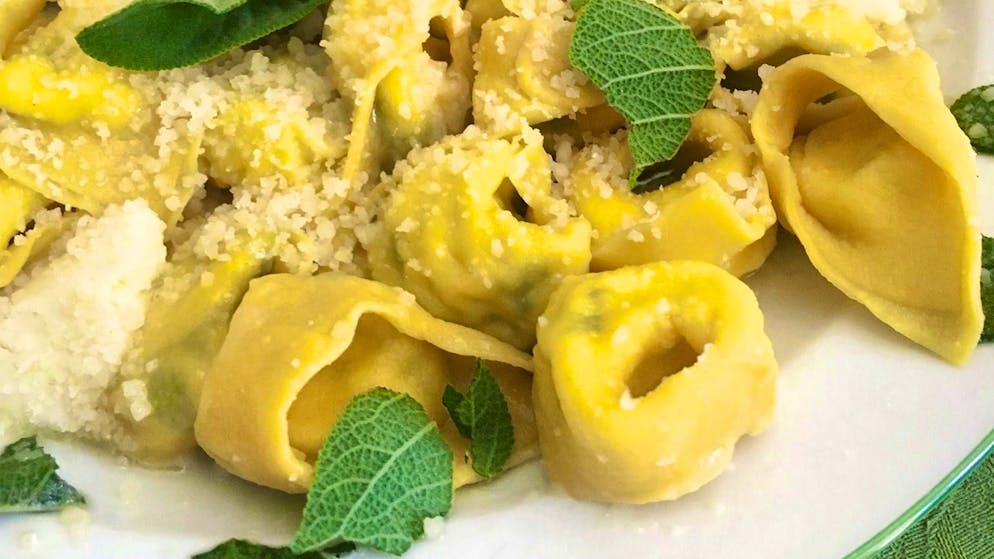 Altre persone ammalate. Una donna mangia dei tortellini al ristorante e muore, ecco dov'è successo