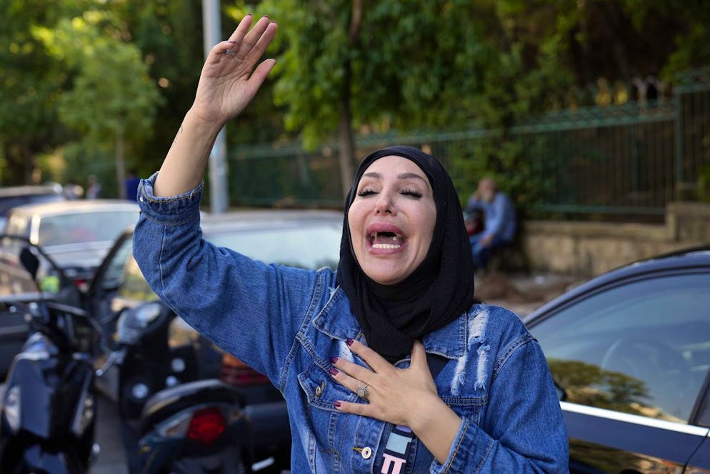Une femme réagit après avoir appris la mort du chef du Hezbollah, Hassan Nasrallah, à Beyrouth, le samedi 28 septembre 2024. (AP Photo/Hussein Malla)