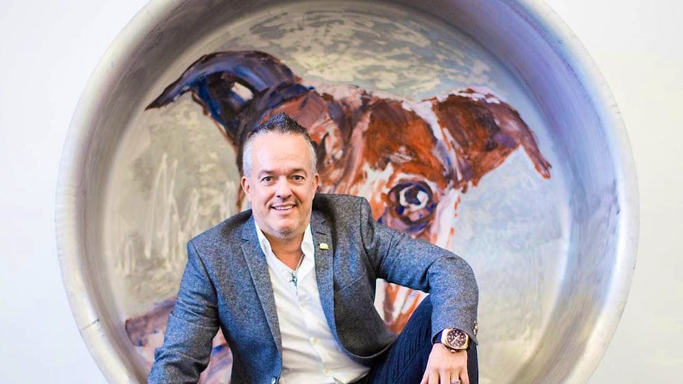 The founder of the pet food retailer Fressnapf, Torsten Toeller, in an artistically designed oversized pet bowl. (archive picture)