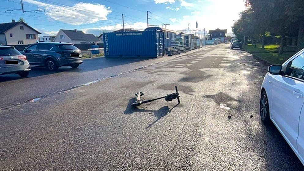 Il conducente che viaggiava su un monopattino elettrico ha riportato ferite gravi in seguito alla caduta.