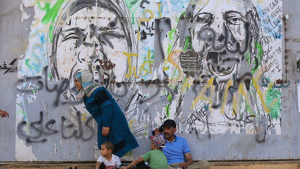 A family, who is after the Israeli Air Force from the southern Vorort von Beirut, is in the air at the Märtyrerplatz in Beirut. Photo: Marwan Naamani/dpa