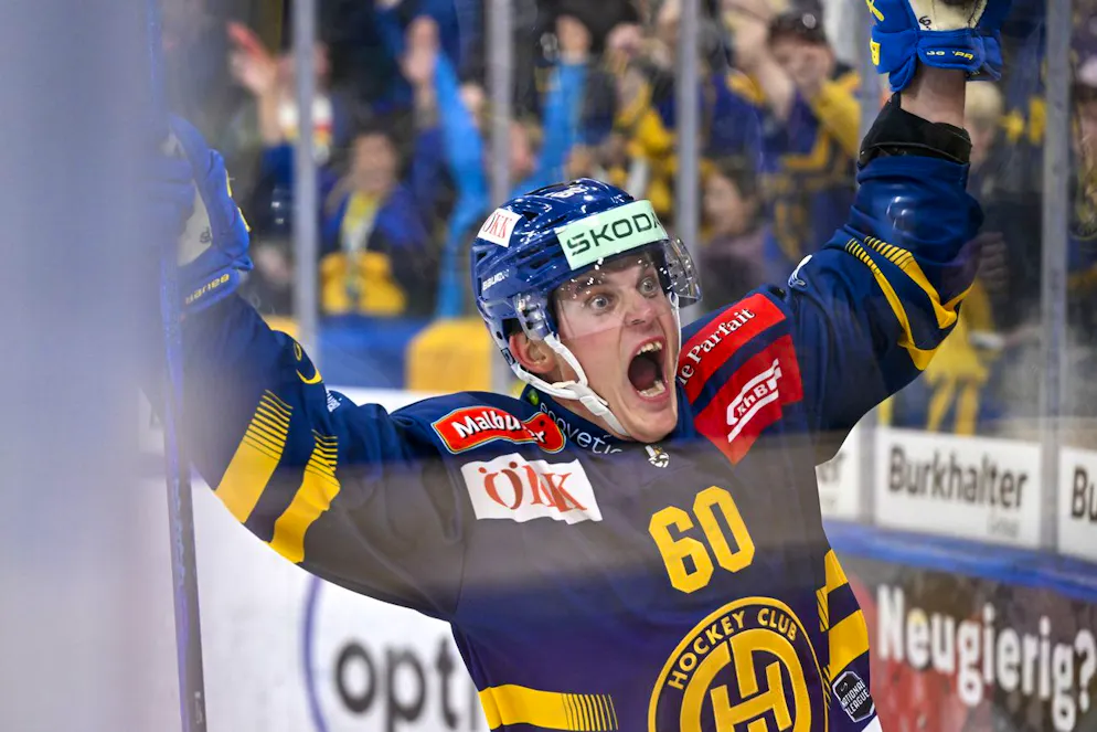 La joie du joueur du HC Davos Julius Honka