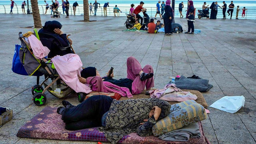 Families sleep on Beirut's Corniche after fleeing Israeli airstrikes in the southern suburbs of Dahiyeh. Photo: Bilal Hussein/AP/dpa