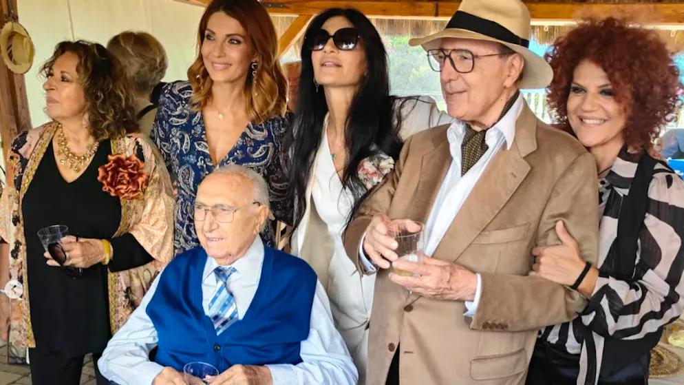 In pubblico dopo molto tempo. Pippo Baudo in sedia a rotelle al compleanno di Pingitore, ma come sta?