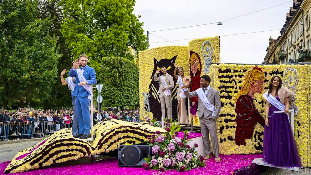 Many visitors at the Neuchâtel grape harvest festival despite cloudy weather - Gallery. The flower-decorated float of Miss and Mister Fête des Vendanges passed by during the parade on Sunday.