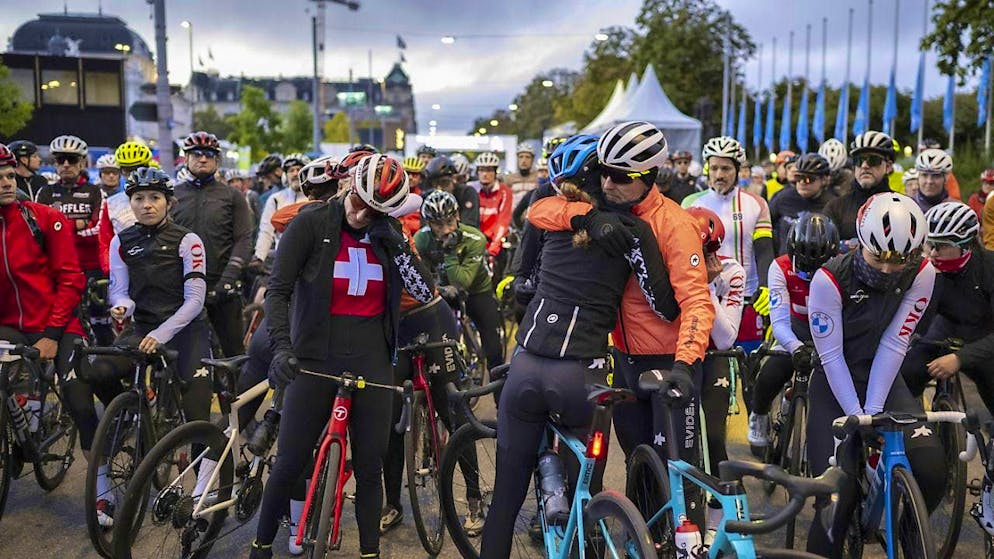 Commemorative ride instead of public race - Gallery. Around 1500 cycling enthusiasts gathered at Sechseläutenplatz early on Sunday morning