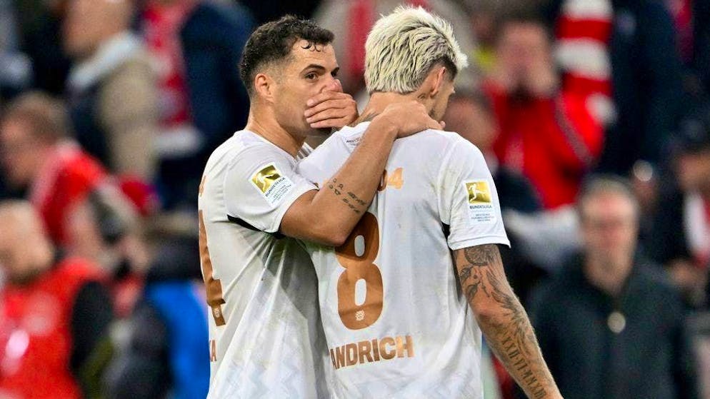 What do you think Granit Xhaka and teammate Rob Andrich have to talk about here?