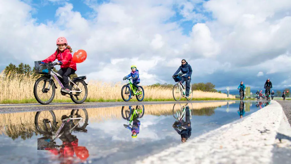Les organisateurs ont dû faire avec une météo capricieuse cette année, comme ici au SlowUp de Morat qui a eu lieu en avril (archives).