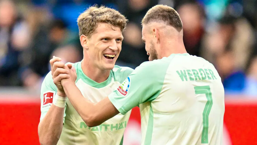 Jens Stage (l) and Marvin Ducksch celebrate a Werder Bremen goal at TSG Hoffenheim.