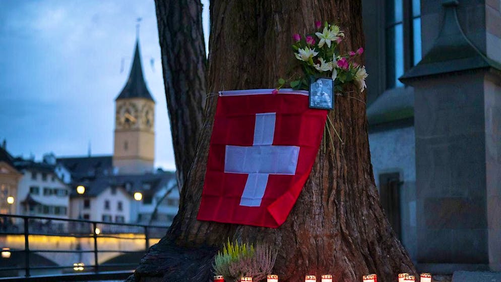 Commemorative ride instead of public race - Gallery. A memorial was set up at the Wasserkirche church
