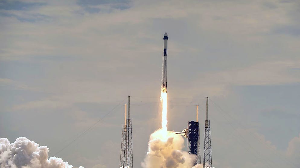 A SpaceX Falcon 9 Rocket with a Zweiköpfigen has a Samstag in Cape Canaveral, Florida, von der Startrampe ab.