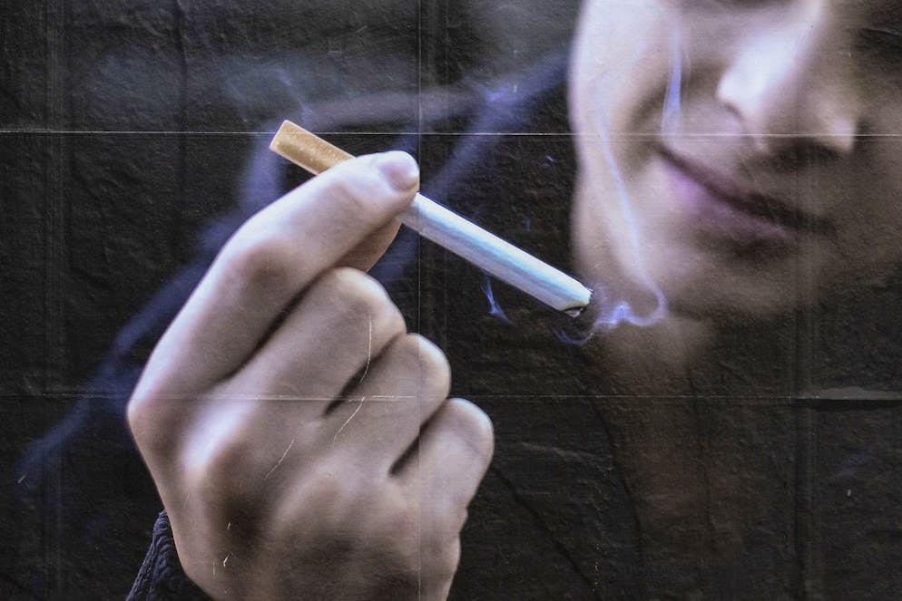 La pubblicità del tabacco è ulteriormente regolamentata. Dal 1° ottobre è vietato affiggere manifesti in luoghi visibili al pubblico, sui mezzi di trasporto pubblico, nei cinema, nelle stazioni e negli aeroporti e nei campi sportivi (foto d'archivio/Ennio Leanza).