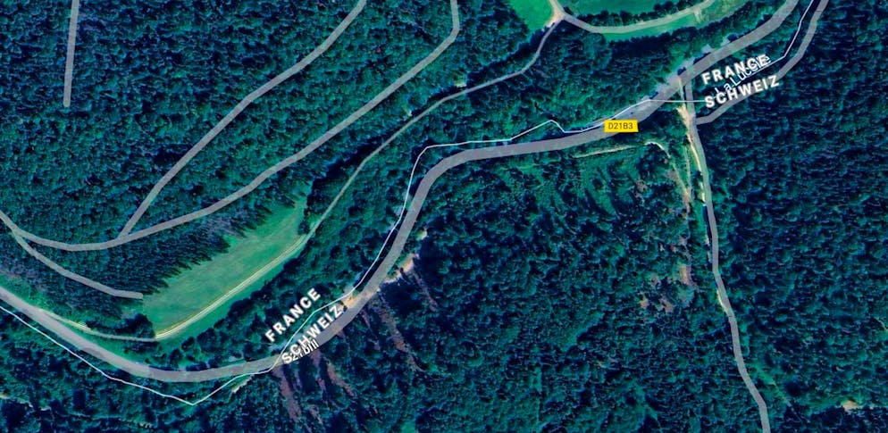 Between Kleinlützel and Lac de Lucelle: the Lützel crosses the border to France along with the road.