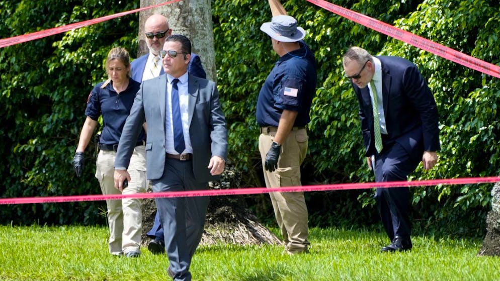 L'accusé était caché derrière ces arbres, non loin du terrain de golf où jouait Donald Trump (Archives).