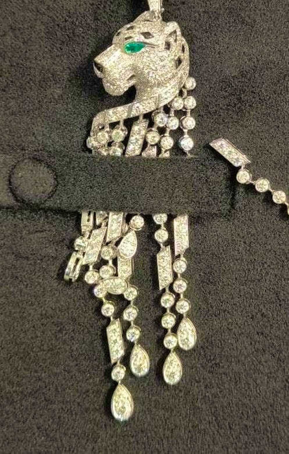 A Romanian couple tried to smuggle jewels worth 650,000 euros past customs at Munich Airport.