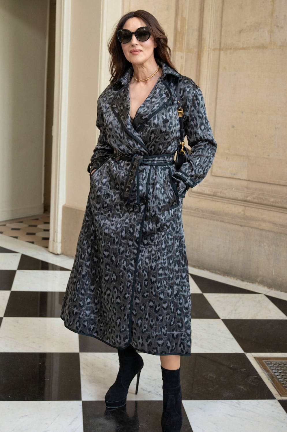 Monica Bellucci style. Leopard print, which will become an ultra-trend in 2024, is adopted by Monica Bellucci, lors du défilé Dior at Paris Fashion Week 2021.