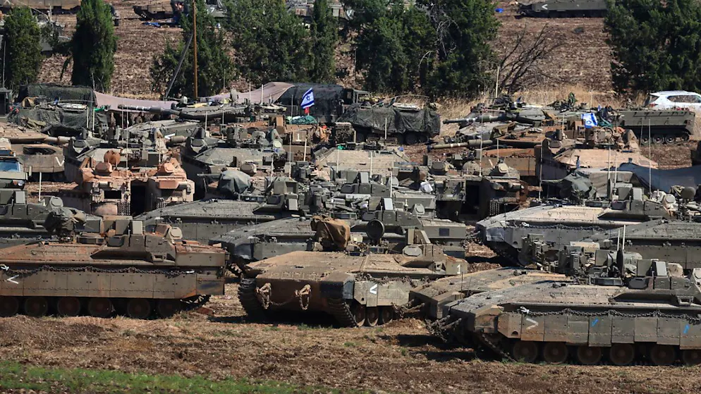 Israël veut encore frapper de toutes ses forces le Hezbollah - Gallery. Des véhicules militaires israéliens sur un site de rassemblement près de la frontière avec le Liban, vu d'un endroit non divulgué dans le nord d'Israël, lundi. Les Etats-Unis et la France exhortent l'Etat hébreu de ne pas pénétrer au Liban.