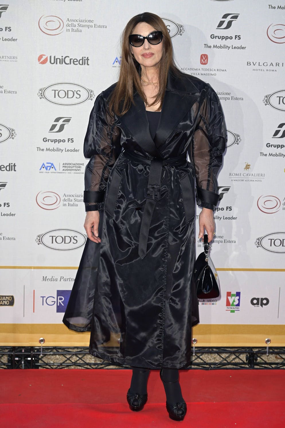 Monica Bellucci style. Monica Bellucci appeared in a gothic look at the 64th Golden Globe Awards. Translucent robe Il s'agit d'une from Dolce & Gabbana. Tribute to Tim Burton - isn't the gothic style in these films so beautiful?