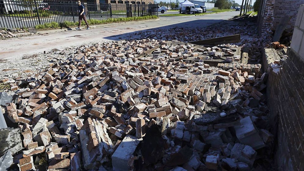 Le mur effondré d'un bâtiment endommagé par l'ouragan Hélène au cours du week-end à Valdosta, Géorgie, États-Unis, L'ouragan pourrait avoir fait jusqu'à 600 victimes, selon un porte-parole de la Maison-blanche.