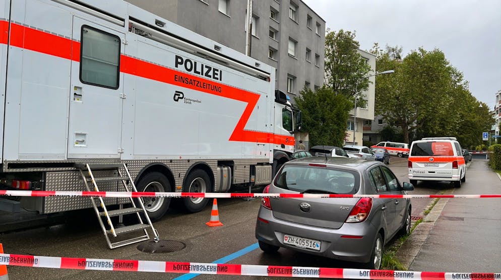 Angriff Oerlikon. Im grossen Lastwagen ist die Einsatzleitung der Polizei stationiert.