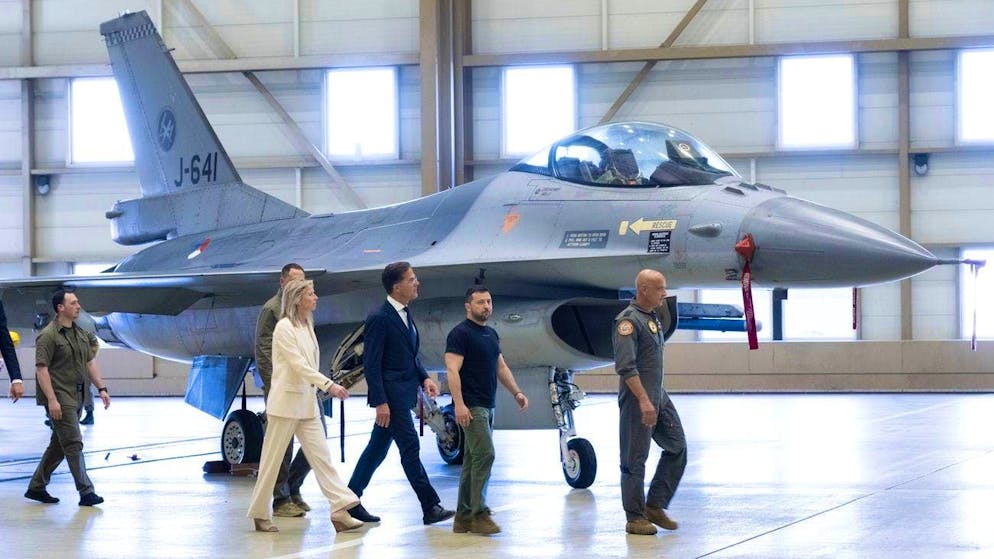 Mark Rutte shows the Ukrainian President Volodymyr Selenskyj on August 20, 2023 in Eindhoven F-17 fighter jets that were later delivered to Kiev.