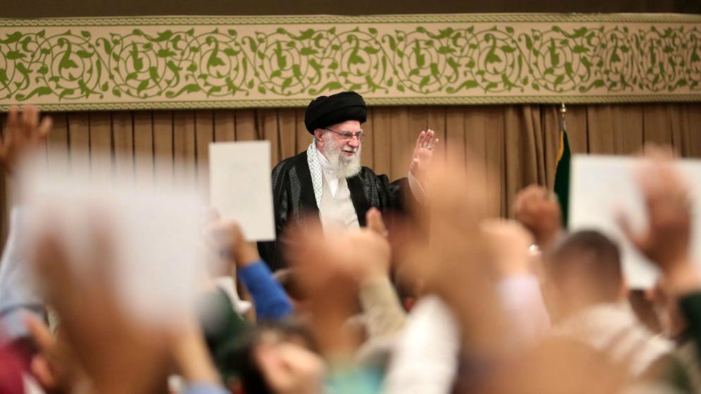 Teherans Führungsriege um Ajatollah Ali Chamenei hält sich auffallend bedeckt, was Israels Schläge gegen die Hisbollah angeht.