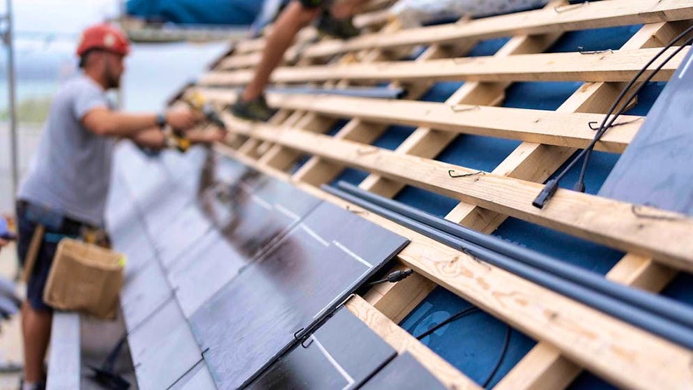 A worker in action: last year there were at least 16.2 million jobs in the renewable energy sector, 18 percent more than the year before. (archive image)