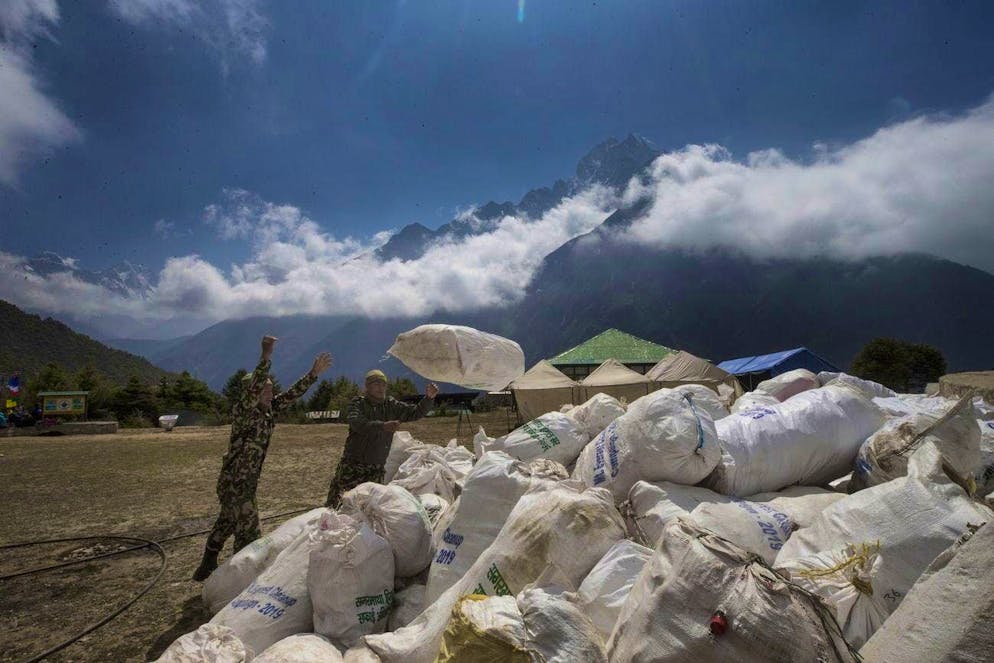 Il problema dei rifiuti sul Monte Everest è ben noto. Il cambiamento climatico sta causando la comparsa di un numero sempre maggiore di rifiuti.