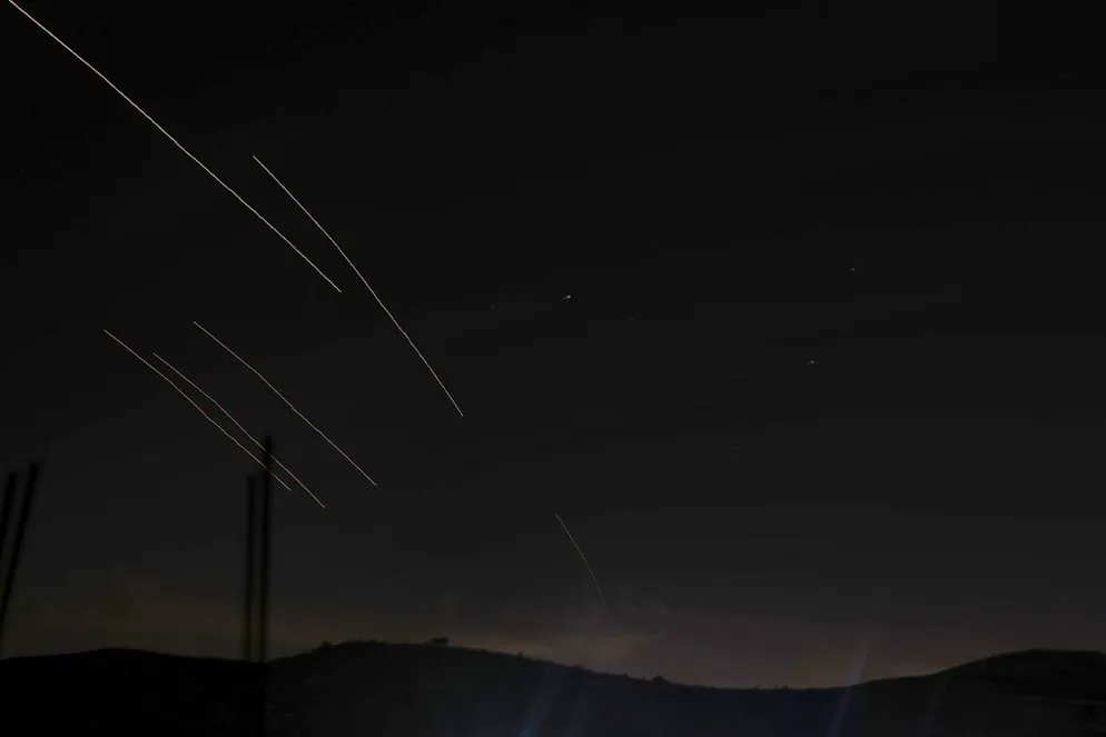 Des dizaines de détonations ont été entendues et des explosions étaient visibles dans le ciel.