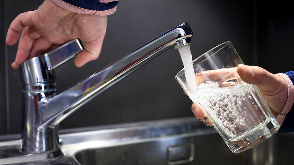 Das Trinkwasser in mehreren Gemeinden ist durch Bakterien verunreinigt. (Symbolbild)