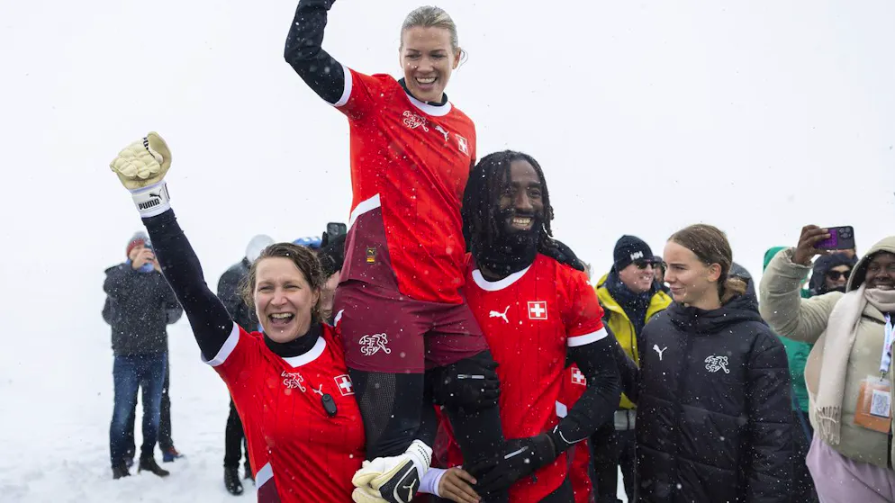 La billetterie de l'Euro 2025 est ouverte. Kathrin Lehmann, Lara Dickenmann et Johan Djourou fêtent l'ouverture de la billetterie de l'Euro 2025.