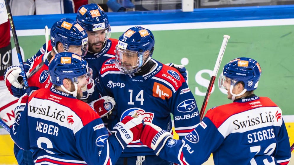 Die Zürcher Spieler jubeln nach dem Sieg gegen die Lakers
