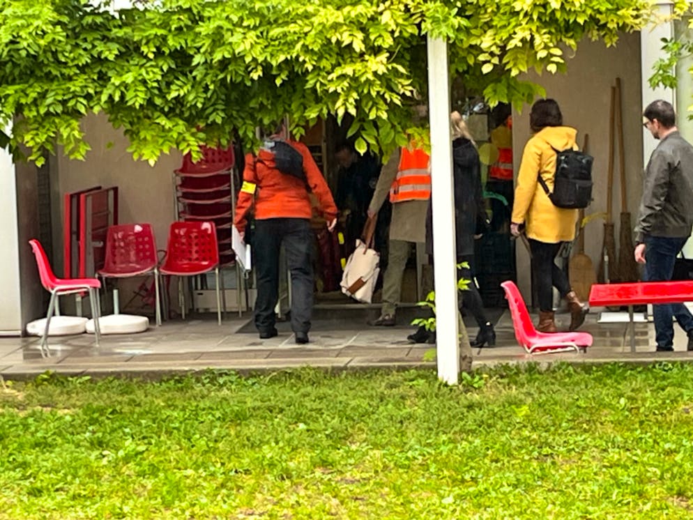 Angriff Oerlikon. Polizist*innen und Personen in zivil sind in der Kita, in der die verletzten Kinder untergebracht waren.