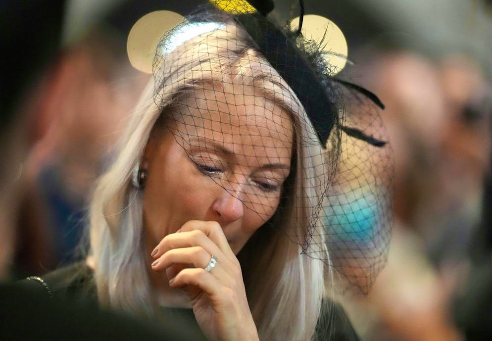 Nur wenige Wochen nach dem Tod ihres Ehemanns ist Simone Lugner ihren Job in dessen Einkaufszentrum los. Wer erbt Lugners Vermögen? Die Erblage ist kompliziert. 