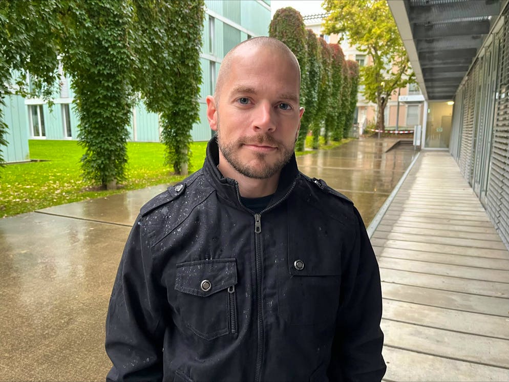 Angriff Oerlikon. Mirco Brühwiler (38), ehemals bei der Polizei, half der Betreuerin den Angreifer festzuhalten, bis die Einsatzkräfte vor Ort eingetroffen waren.