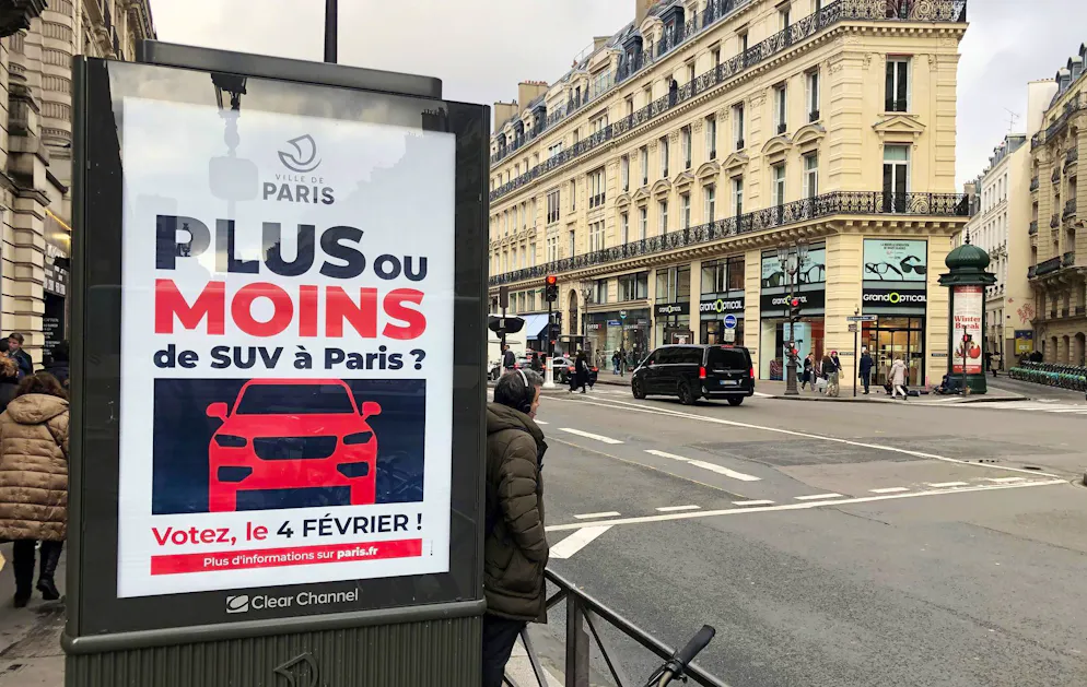 Bei einer Bürgerbefragung mit einer geringen Beteiligung sprach sich eine Mehrheit für höhere Parkgebühren für schwere Autos aus (Archivbild).