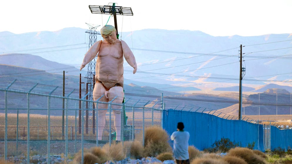 «Corrotto e osceno». Ecco dove si può ammirare un Donald Trump alto 13 metri e... nudo