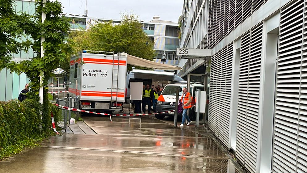 Die Polizei ist seit dem Mittag mit einem Grossaufgebot im Einsatz.