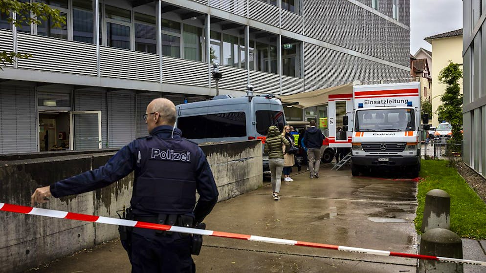 Nach einem Angriff auf mehrere Kinder in Zürich-Oerlikon hat die Stadtpolizei einen tatverdächtigen Mann festgenommen.