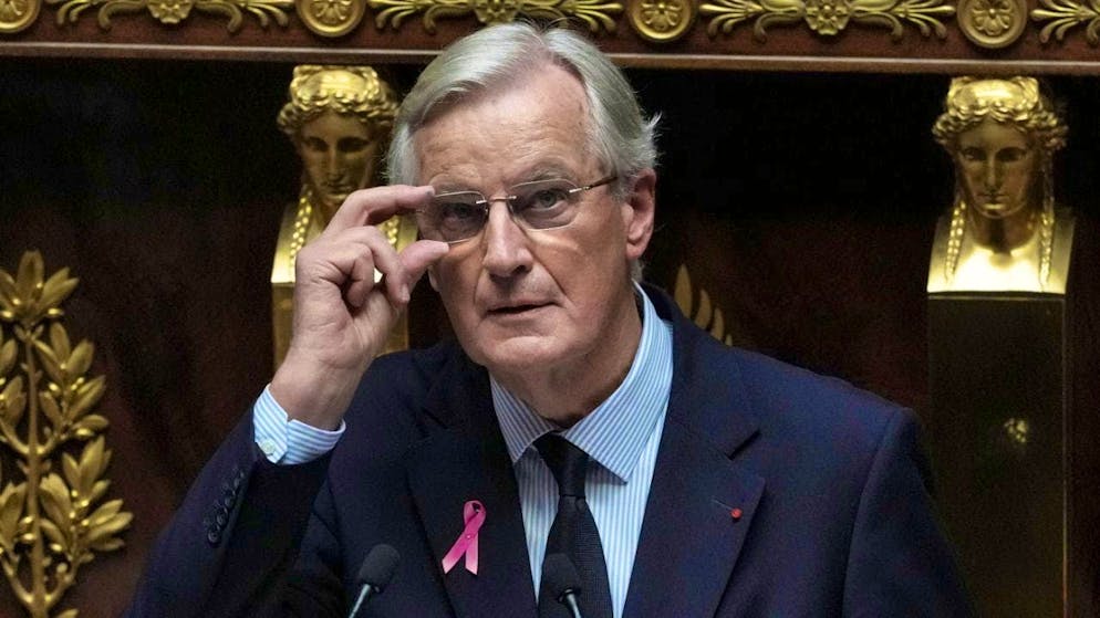 dpatopbilder - French Prime Minister Michel Barnier adjusts his glasses while giving a speech in the National Assembly. Photo: Thibault Camus/AP/dpa