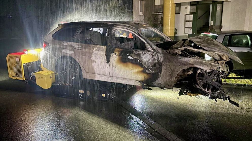 Ein beschädigtes Fahrzeug wird auf einem Raupenstapler aus der Tiefgarage transportiert.