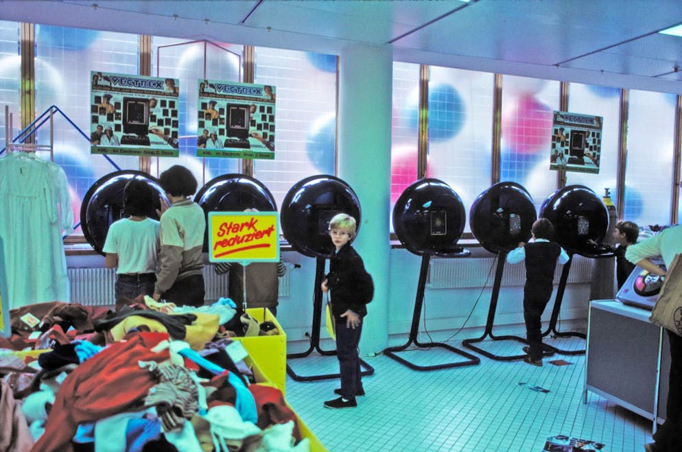 Das Jelmoli-Warenhaus in Zürich machte das Feilschen überflüssig - Gallery. Die Kinderabteilung im Jelmoli 1983: Ein Umbau des Unternehmens, der es vom Kerngeschäft langsam abbrachte, wurde 1989 begonnen.