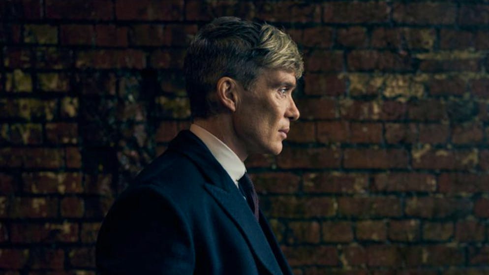 It is a first teaser of the series «Peaky Blinders»: Cillian Murphy is very challenging.