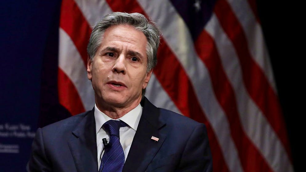 ARCHIV - US-Außenminister Antony Blinken während eines Gesprächs über die Förderung von Sicherheit und Wohlstand in der indo-pazifischen Region mit Singapurs Botschafter Chan Heng Chee (nicht im Bild) im Asian Civilisation Museum. Foto: Suhaimi Abdullah/AP/dpa