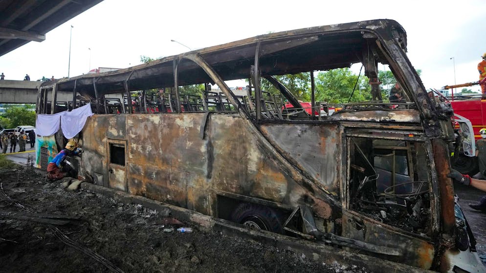 23 Tote bei Schulbus-Brand in Thailand – Fahrer stellt sich - Gallery. Der Bus, der mit Gas betrieben gewesen sein soll, brannte lichterloh.