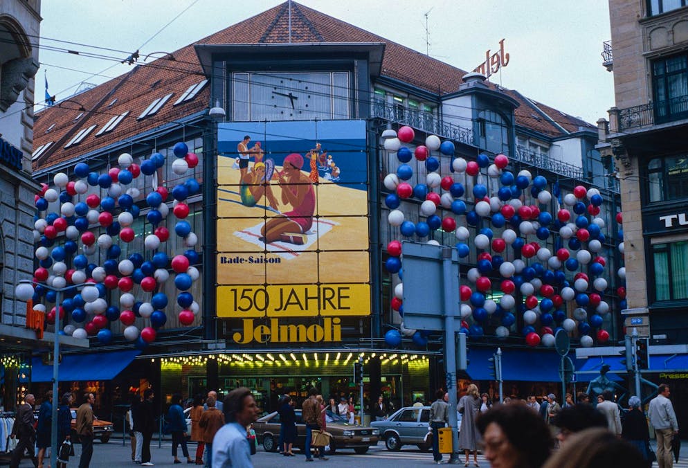 Das Jelmoli-Warenhaus in Zürich machte das Feilschen überflüssig - Gallery. 1849 wurde Jelmoli von Johann Peter Jelmoli gegründet, der ab 1833 in Zürich ansässig war. Das Bild stammt aus dem jahr 1983.