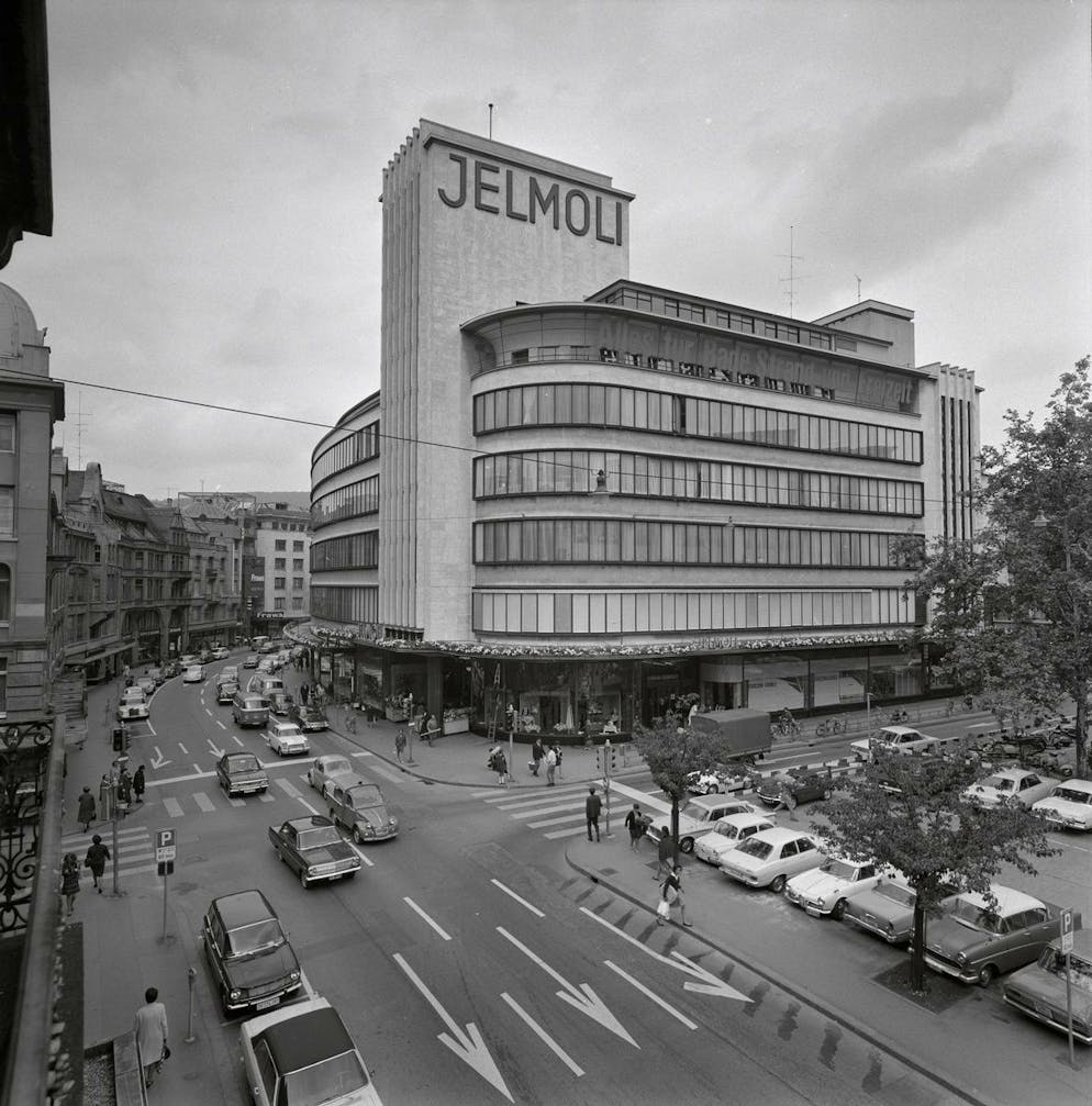 Das Jelmoli-Warenhaus in Zürich machte das Feilschen überflüssig - Gallery. 1968 führte die Einkaufszentrale die Bewirtschaftung der Filialen im neuen Lager- und Logistikzentrum in Otelfingen zusammen.