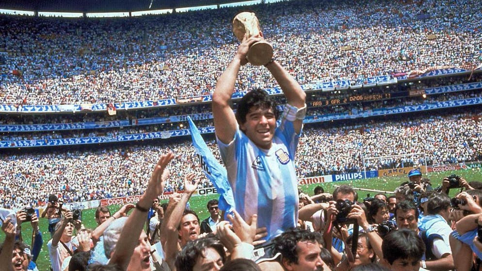Diego Maradona alza la Coppo del Mondo al cielo, dopo aver sconfitto con la sua Argentina la Germania Ovest per 3-2 nella finale del 1986 in Messico. (Foto archivio)