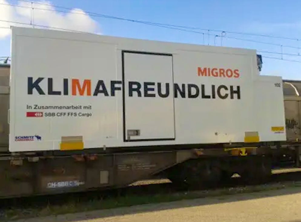 Stein des Anstosses in Oberbuchsiten SO: Die Tiefkühlwagen der Migros.