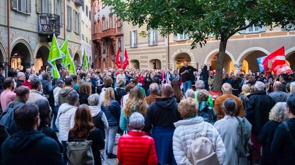 «Ora basta!». In centinaia in piazza a Bellinzona contro l'aumento dei premi delle casse malati
